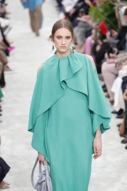 Paris, Fransa - Mart 04: Manken pist Valentino gösterisi sırasında bölümü, Paris moda hafta kadın giyim Sonbahar/Kış 2018/2019 olarak 4 Mart 2018 Paris, Fransa'da yürür.