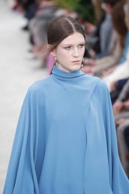 Paris, Fransa - Mart 04: Manken pist Valentino gösterisi sırasında bölümü, Paris moda hafta kadın giyim Sonbahar/Kış 2018/2019 olarak 4 Mart 2018 Paris, Fransa'da yürür.