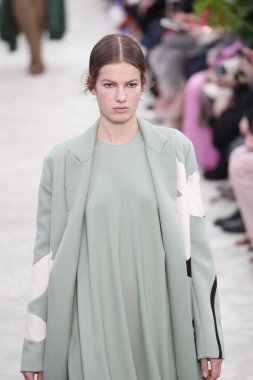 Paris, Fransa - Mart 04: Manken pist Valentino gösterisi sırasında bölümü, Paris moda hafta kadın giyim Sonbahar/Kış 2018/2019 olarak 4 Mart 2018 Paris, Fransa'da yürür.