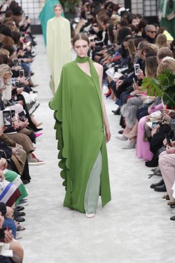 Paris, Fransa - Mart 04: Manken pist Valentino gösterisi sırasında bölümü, Paris moda hafta kadın giyim Sonbahar/Kış 2018/2019 olarak 4 Mart 2018 Paris, Fransa'da yürür.
