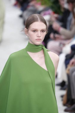 Paris, Fransa - Mart 04: Manken pist Valentino gösterisi sırasında bölümü, Paris moda hafta kadın giyim Sonbahar/Kış 2018/2019 olarak 4 Mart 2018 Paris, Fransa'da yürür.