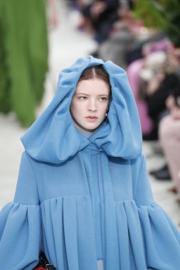 Paris, Fransa - Mart 04: Manken pist Valentino gösterisi sırasında bölümü, Paris moda hafta kadın giyim Sonbahar/Kış 2018/2019 olarak 4 Mart 2018 Paris, Fransa'da yürür.
