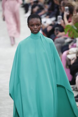 Paris, Fransa - Mart 04: Manken pist Valentino gösterisi sırasında bölümü, Paris moda hafta kadın giyim Sonbahar/Kış 2018/2019 olarak 4 Mart 2018 Paris, Fransa'da yürür.