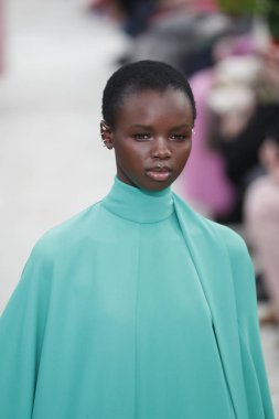 Paris, Fransa - Mart 04: Manken pist Valentino gösterisi sırasında bölümü, Paris moda hafta kadın giyim Sonbahar/Kış 2018/2019 olarak 4 Mart 2018 Paris, Fransa'da yürür.