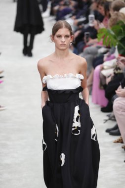 Paris, Fransa - Mart 04: Manken pist Valentino gösterisi sırasında bölümü, Paris moda hafta kadın giyim Sonbahar/Kış 2018/2019 olarak 4 Mart 2018 Paris, Fransa'da yürür.
