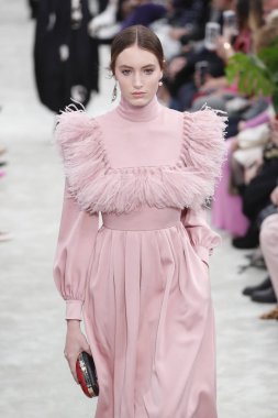 Paris, Fransa - Mart 04: Manken pist Valentino gösterisi sırasında bölümü, Paris moda hafta kadın giyim Sonbahar/Kış 2018/2019 olarak 4 Mart 2018 Paris, Fransa'da yürür.