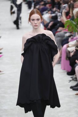 Paris, Fransa - Mart 04: Manken pist Valentino gösterisi sırasında bölümü, Paris moda hafta kadın giyim Sonbahar/Kış 2018/2019 olarak 4 Mart 2018 Paris, Fransa'da yürür.