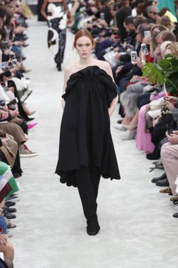 Paris, Fransa - Mart 04: Manken pist Valentino gösterisi sırasında bölümü, Paris moda hafta kadın giyim Sonbahar/Kış 2018/2019 olarak 4 Mart 2018 Paris, Fransa'da yürür.