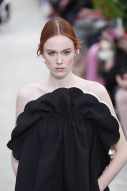 Paris, Fransa - Mart 04: Manken pist Valentino gösterisi sırasında bölümü, Paris moda hafta kadın giyim Sonbahar/Kış 2018/2019 olarak 4 Mart 2018 Paris, Fransa'da yürür.