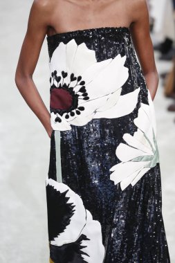 Paris, Fransa - Mart 04: Manken pist Valentino gösterisi sırasında bölümü, Paris moda hafta kadın giyim Sonbahar/Kış 2018/2019 olarak 4 Mart 2018 Paris, Fransa'da yürür.