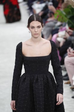 Paris, Fransa - Mart 04: Manken pist Valentino gösterisi sırasında bölümü, Paris moda hafta kadın giyim Sonbahar/Kış 2018/2019 olarak 4 Mart 2018 Paris, Fransa'da yürür.