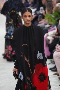 Paris, Fransa - Mart 04: Manken pist Valentino gösterisi sırasında bölümü, Paris moda hafta kadın giyim Sonbahar/Kış 2018/2019 olarak 4 Mart 2018 Paris, Fransa'da yürür.