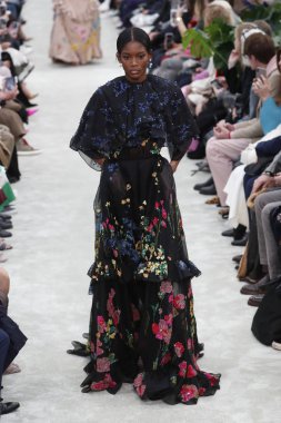 Paris, Fransa - Mart 04: Manken pist Valentino gösterisi sırasında bölümü, Paris moda hafta kadın giyim Sonbahar/Kış 2018/2019 olarak 4 Mart 2018 Paris, Fransa'da yürür.