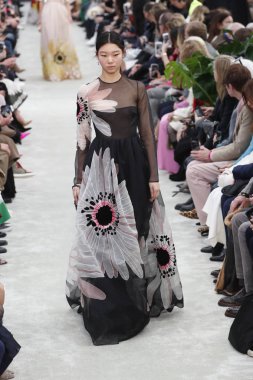 Paris, Fransa - Mart 04: Manken pist Valentino gösterisi sırasında bölümü, Paris moda hafta kadın giyim Sonbahar/Kış 2018/2019 olarak 4 Mart 2018 Paris, Fransa'da yürür.