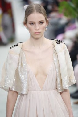 Paris, Fransa - Mart 04: Manken pist Valentino gösterisi sırasında bölümü, Paris moda hafta kadın giyim Sonbahar/Kış 2018/2019 olarak 4 Mart 2018 Paris, Fransa'da yürür.