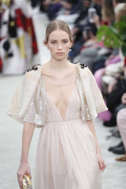 Paris, Fransa - Mart 04: Manken pist Valentino gösterisi sırasında bölümü, Paris moda hafta kadın giyim Sonbahar/Kış 2018/2019 olarak 4 Mart 2018 Paris, Fransa'da yürür.