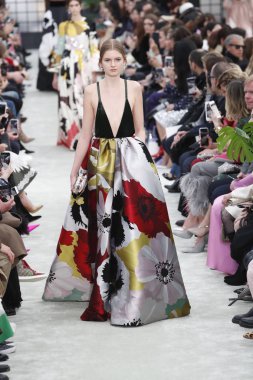 Paris, Fransa - Mart 04: Manken pist Valentino gösterisi sırasında bölümü, Paris moda hafta kadın giyim Sonbahar/Kış 2018/2019 olarak 4 Mart 2018 Paris, Fransa'da yürür.