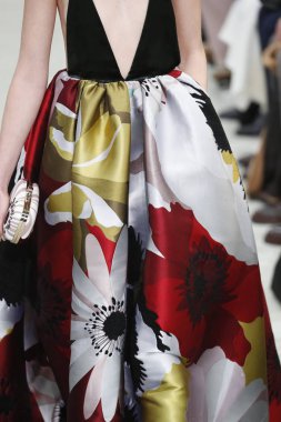 Paris, Fransa - Mart 04: Manken pist Valentino gösterisi sırasında bölümü, Paris moda hafta kadın giyim Sonbahar/Kış 2018/2019 olarak 4 Mart 2018 Paris, Fransa'da yürür.