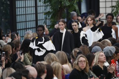 Paris, Fransa - Mart 04: Modelleri pist finale Valentino gösterisi sırasında bölümü, Paris moda hafta kadın giyim Sonbahar/Kış 2018/2019 olarak 4 Mart 2018 Paris, Fransa'da walk on.