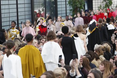 Paris, Fransa - Mart 04: Modelleri pist finale Valentino gösterisi sırasında bölümü, Paris moda hafta kadın giyim Sonbahar/Kış 2018/2019 olarak 4 Mart 2018 Paris, Fransa'da walk on.