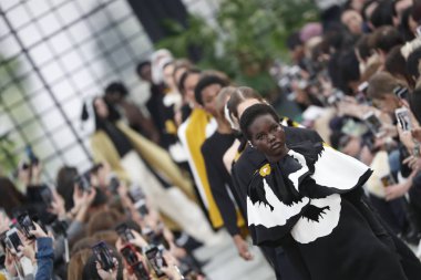 Paris, Fransa - Mart 04: Modelleri pist finale Valentino gösterisi sırasında bölümü, Paris moda hafta kadın giyim Sonbahar/Kış 2018/2019 olarak 4 Mart 2018 Paris, Fransa'da walk on.