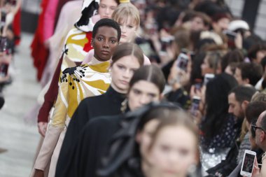 Paris, Fransa - Mart 04: Modelleri pist finale Valentino gösterisi sırasında bölümü, Paris moda hafta kadın giyim Sonbahar/Kış 2018/2019 olarak 4 Mart 2018 Paris, Fransa'da walk on.