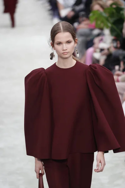 Paris France März Ein Model Läuft Während Der Valentino Show — Stockfoto