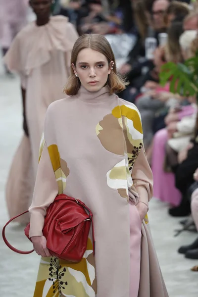 Paris Frankrijk Maart Een Model Loopt Baan Tijdens Valentino Show — Stockfoto