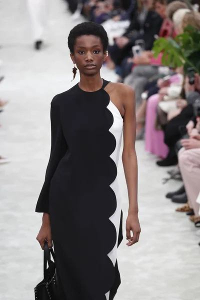 Paris Frankrike Mars Modell Går Banan Valentino Show Som Del — Stockfoto