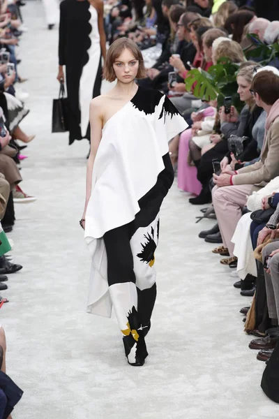 Paris França Março Modelo Caminha Pista Durante Desfile Valentino Como — Fotografia de Stock