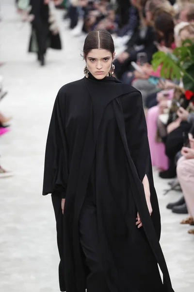 Paris França Março Modelo Caminha Pista Durante Desfile Valentino Como — Fotografia de Stock