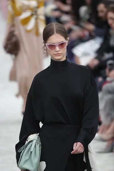 Paris France Mars Mannequin Parcourt Piste Lors Défilé Valentino Dans — Photo