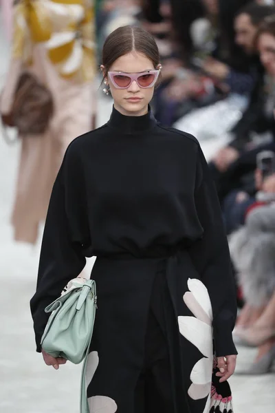 Paris França Março Modelo Caminha Pista Durante Desfile Valentino Como — Fotografia de Stock