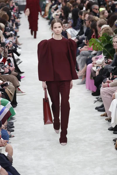 Paris França Março Modelo Caminha Pista Durante Desfile Valentino Como — Fotografia de Stock