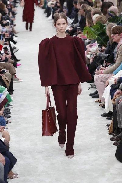 Paris França Março Modelo Caminha Pista Durante Desfile Valentino Como — Fotografia de Stock