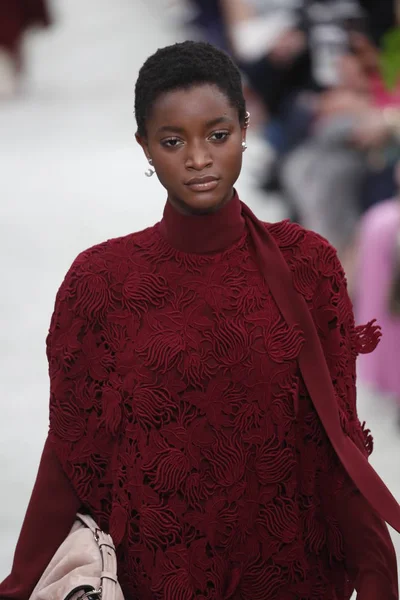 Paris França Março Modelo Caminha Pista Durante Desfile Valentino Como — Fotografia de Stock