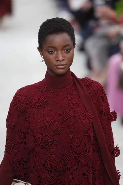 Paris Frankrike Mars Modell Går Banan Valentino Show Som Del — Stockfoto