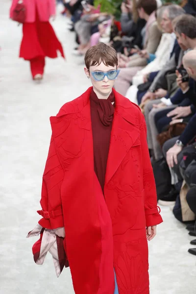 Paris França Março Modelo Caminha Pista Durante Desfile Valentino Como — Fotografia de Stock