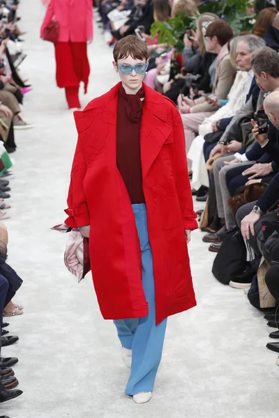 Paris França Março Modelo Caminha Pista Durante Desfile Valentino Como — Fotografia de Stock