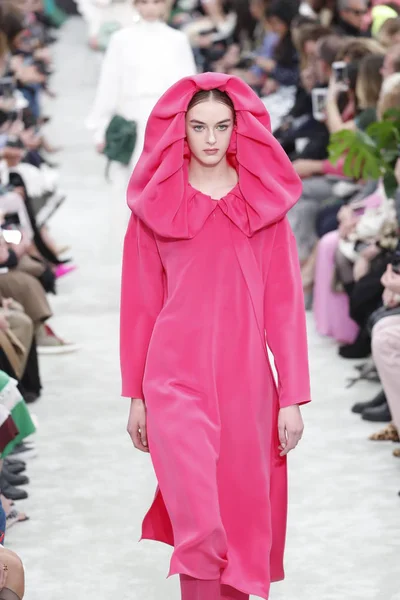 3月04日 一个模型走跑道期间在华伦天奴展示作为巴黎时尚周的一部分女装秋季 冬季2018 2019 在2018年3月4日在巴黎 — 图库照片