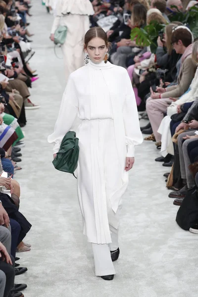 Paris Frankrijk Maart Een Model Loopt Baan Tijdens Valentino Show — Stockfoto