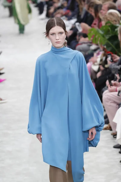 Paris França Março Modelo Caminha Pista Durante Desfile Valentino Como — Fotografia de Stock