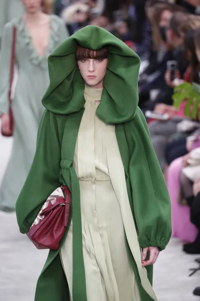 3月04日 一个模型走跑道期间在华伦天奴展示作为巴黎时尚周的一部分女装秋季 冬季2018 2019 在2018年3月4日在巴黎 — 图库照片