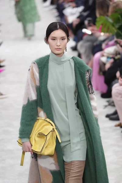 Paris França Março Modelo Caminha Pista Durante Desfile Valentino Como — Fotografia de Stock