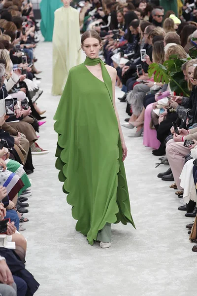 Paris França Março Modelo Caminha Pista Durante Desfile Valentino Como — Fotografia de Stock