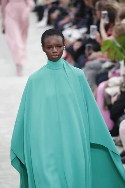 Paris France March Model Walks Runway Valentino Show Part Paris — Stock Photo, Image