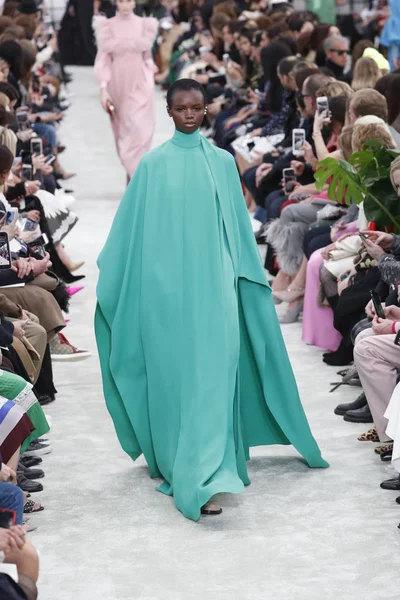 Paris Frankrike Mars Modell Går Banan Valentino Show Som Del — Stockfoto