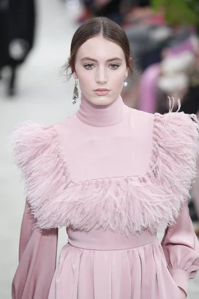 Paris Frankrijk Maart Een Model Loopt Baan Tijdens Valentino Show — Stockfoto