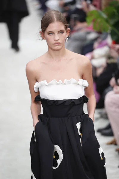 Paris France März Ein Model Läuft Während Der Valentino Show — Stockfoto