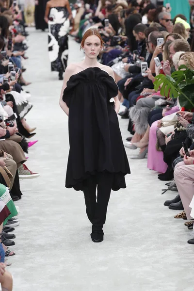 フランス 2004 モデル滑走路を歩くバレンティーノ ショーの間にパリのファッション週間婦人服秋冬 2018年 2019 の一部として 2018 日パリでの — ストック写真